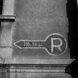 Ma con il 1941 e primi bombardamenti, la situazione cambia. Nascono i rifiugi antiaerei, segnalati da frecce. Questa nella foto indica un rifugio in via Podgora 