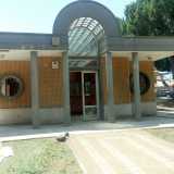 Le porte del locale risultano sfondate...