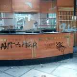 Il bancone marrone sul quale erano serviti ogni giornio centinaia di bevande e gelati, � pieno di scritte prodotte con bombolette spray