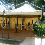 Anche il cortile dove ci s�incontrava per chiacchierare � in condizioni pessime. I teloni dei gazebo sotto i quali si trovavano i tavolini, sono lacerati