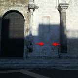 Il portone centrale delle Basilica di San Nicola: accanto al toro di destra � inciso il braccio lineare (indicato dalle frecce)