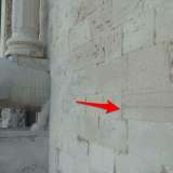 La linea vista di lato: � possibile che l'unit� di misura aiutasse a regolare i commerci durante il Medioevo, quando nei giardini adiacenti la Basilica si svolgevano due grandi fiere della durata di una settimana