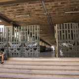 L'ingresso della facolt� di Giurisprudenza di Bari e la cancellata artistica realizzata in bronzo dal pittore Giuseppe Capogrossi