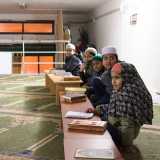 Il soppalco sovrastante invece ospita le lezioni di Corano per i pi� piccoli. Qui una decina di bimbi bengalesi e pakistani, che la mattina frequentano le scuole pubbliche del quartiere, studiano diligentemente il proprio testo sacro con l�imam