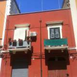 Palazzina storica a un solo piano, color aragosta e con finestre a porta verde presente nel quartiere Madonnella