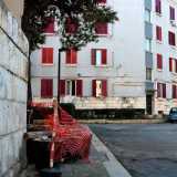 Si tratta di una trentina di basse palazzine dai colori chiari con persiane verdi e rosse 