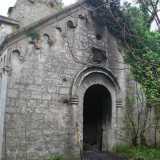 L'ingresso della chiesa annerito dalle fiamme