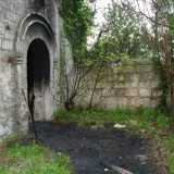 Il sentiero che conduce all'ingresso