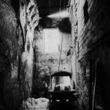 Siamo riusciti a recuperare una vecchia immagine in bianco e nero del 1989 che mostra l�interno della ex chiesa: un'unica stretta navata con tetto in legno