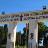 Sulla sommit� dell'entrata campeggia una grossa scritta latina: Bonum certamen certavi fidem conservavi � ideo reposita est mihi corona iustitiae, cio� "Ho combattuto la buona battaglia, ho terminato la mia corsa, ho conservato la fede. Ora mi resta solo la corona di giustizia"