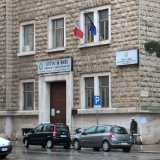 mentre sulla sinistra si erge il palazzo sede dell�Anagrafe del Comune di Bari, detto anche �Sala dei matrimoni� perch� questa � la sede storica dove � possibile sposarsi civilmente