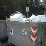 Cassonetto della plastica pieno gi� dalla prima mattina