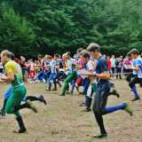Un gruppo di corridori parte a tutta velocit�