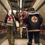Distribuiti abiti caldi, cappuccini e dolci, percorriamo le scale verso i binari ferroviari dove altre persone attendono ansiose i volontari
