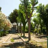 Sul retro un altro giardino conserva oltre a una Madonnina, delle panchine in muratura e piste per giocare a bocce. Tutte strutture che nessun paziente potr� pi� utilizzare...