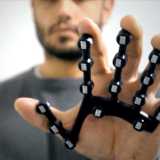 Il Dbglove, il guanto elettronico  che permette ai ciechi di comunicare tramite smartphone, indossato dal suo ideatore: il barese Nicholas Caporusso