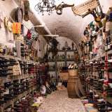 Non � difficile capire dunque perch� Italo tenga particolarmente a quegli spazi sotterranei, che dal 1968, da quando cio� ha preso in mano le redini del negozio, ha riadattato in museo. L�interessante mostra consiste oggi in una raccolta di circa 800 oggetti tra bottiglie pregiate e antichi attrezzi usati per l'imbottigliamento