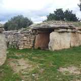 L'entrata del secondo troncone del megalite anch�esso formato da due lastroni verticali e uno che funge da copertura