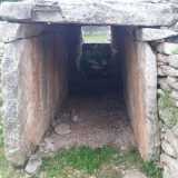 Il primo troncone del dolmen in primo piano: � lungo 6 metri