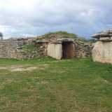 Il dolmen di san Silvestro, scoperto nel 1961 nelle campagne di Giovinazzo. In realt� le strutture sono due, poste una di fronte all�altra. Probabilmente in origine si trattava di un unico ambiente che and� parzialmente distrutto al momento del rinvenimento