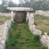 Alte pietre poste sul terreno formano un corridoio lungo 8 metri che ci introduce alla cella sepolcrale, composta da tre grandi lastroni verticali su cui poggia il lastrone di copertura. Il dolmen appare quindi chiuso da un lato