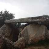 Un'altra prospettiva del dolmen considerato uno dei pi� antichi d'Italia e tra i pi� interessanti d�Europa per dimensioni, bellezza delle linee e ottimo stato di conservazione