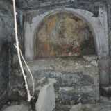 La cripta � preeesistente la costruzione del complesso: fu scavata nel tufo e affrescata dalla comunit� monastica basiliana presente in zona sin dall'anno 1000 