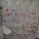 Su alcune pareti ignoti hanno scritto con della vernice rossa "666", il numero di Satana e altre frasi inneggianti al demonio