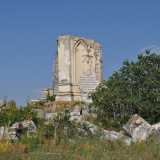 Il monumento del cacciatore, l'elemento pi� "misterioso" dell'edificio. Si tratta di un'opera fatta costruire nel 1885 da Placido de' Sangro in memoria del figlio Riccardo, suicidatosi quattro anni prima dopo una delusione d'amore
