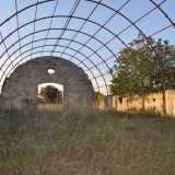 All'esterno c'� anche il terreno un tempo utilizzato come serra e quel che rimane della copertura