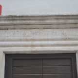 Su un architrave del palazzo si legge: �Dominus custodiat introitum tuum et exitum tuum Tullio et Iacobo Calo et amici anō dnī�, cio� �Iddio custodisca il tuo ingresso e la tua uscita per Tullio e Iacopo Cal� ed amici�