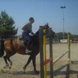 L'istruttore Piero Addante, in procinto di saltare un ostacolo con il suo cavallo, nel circolo ippico Country Life