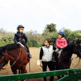 Un corso di equitazione per bambini inizia sempre con i �pony games�: Attraverso il gioco i piccini fanno propria l�abilit� di montare il cavallo e acquisiscono, man mano, alcune tecniche