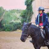 Nel frattempo anche Ada, la pi� grande, giunge al campo insieme con Liquirizia, il cavallo con cui oggi dovr� cimentarsi