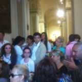 Fedeli in attesa di poter farsi benedire da Don Michele
