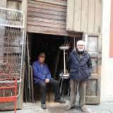 I fratelli Matteo e Pasquale Martinelli davanti alla loro storica bottega in via Luigi Zuppetta 28, a Bari. Sono gli ultimi fabbri rimasti a Bari