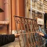 Matteo e Pasquale mostrano una pesantissima ringhiera di ghisa di inizio secolo scorso