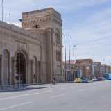 Decidiamo di entrare dall�ingresso monumentale, quello che si affaccia su viale Paolo Pinto. E� chiamato cos� perch� � stato disegnato in stile romanico pugliese, con tanto di torri, finestre polifore e arco al centro. L'intera affiancata all�entrata � occupata dal colosso enogastronomico di Eataly