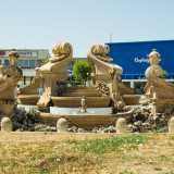 Non ci resta ora che inoltrarci all�interno della cittadella, l� dove domina il silenzio pi� assoluto. Alle spalle del padiglione dell�Acquedotto si erge la fontana monumentale, ricostruita subito dopo la guerra