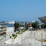 Dalla terrazza di uno dei padiglioni � possibile dominare dall�alto l�intero viale Orientale, quello che porta al varco principale della Fiera, che esce sul lungomare Starita, di fronte al porto