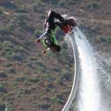 Il flyboarder in aria esegue un back flip, ovvero un salto mortale all'indietro