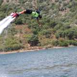 Il flyboarder si rituffa in acqua dopo aver terminato terminato il superman, in cui, come suggerisce il nome, viene proposta la classica posa dell�eroe dei fumetti, come si evince dalla posizione delle braccia 