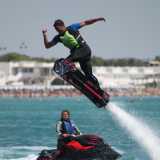 Il flyboard � una tavola nella quale sono innestati degli stivali collegati tramite un tubo a una moto d�acqua che genera una forza propulsiva tale da permettere all'atleta di volteggiare sul mare