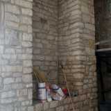 Le antiche mura all'interno della palazzina