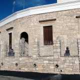L'esterno della palazzina costruita su quel che restava dell'antico castello - 1