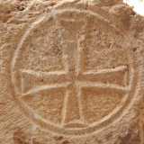 Una lastra con la tipica croce templare presente nella sala molfettese