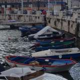 Alcuni gozzi e altre barche da pesca attraccate sul lungomare di Bari