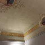 Il particolare soffitto che sovrasta la sala del Settecento, con decorazioni in perfetto stile Liberty