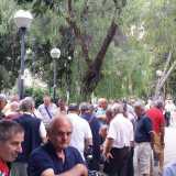 I pensionati di piazza Garibaldi assistono al gioco 