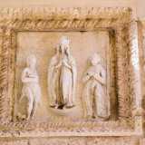 Nascosto nel ristretto vicolo e incastonato sul prospetto di una anonima dimora privata vi � un rilievo in pietra che raffigura la Madonna tra due santi di cui uno � San Giovanni Battista: l'opera sarebbe stata creata come monito per gli ebrei a volersi convertire mediante l�atto del battesimo